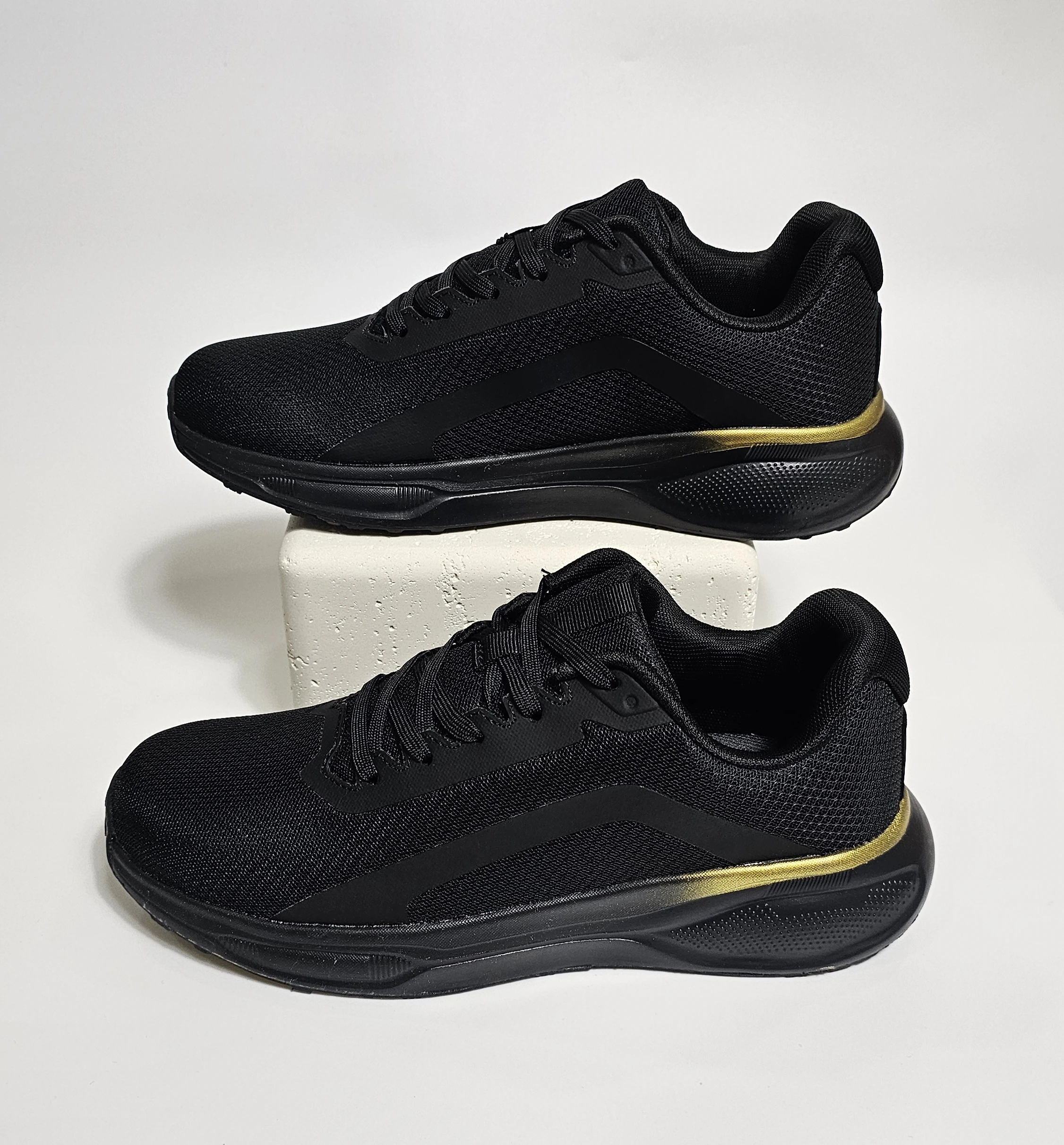 حذاء رياضي أنيق بلون أسود ولمسات ذهبية