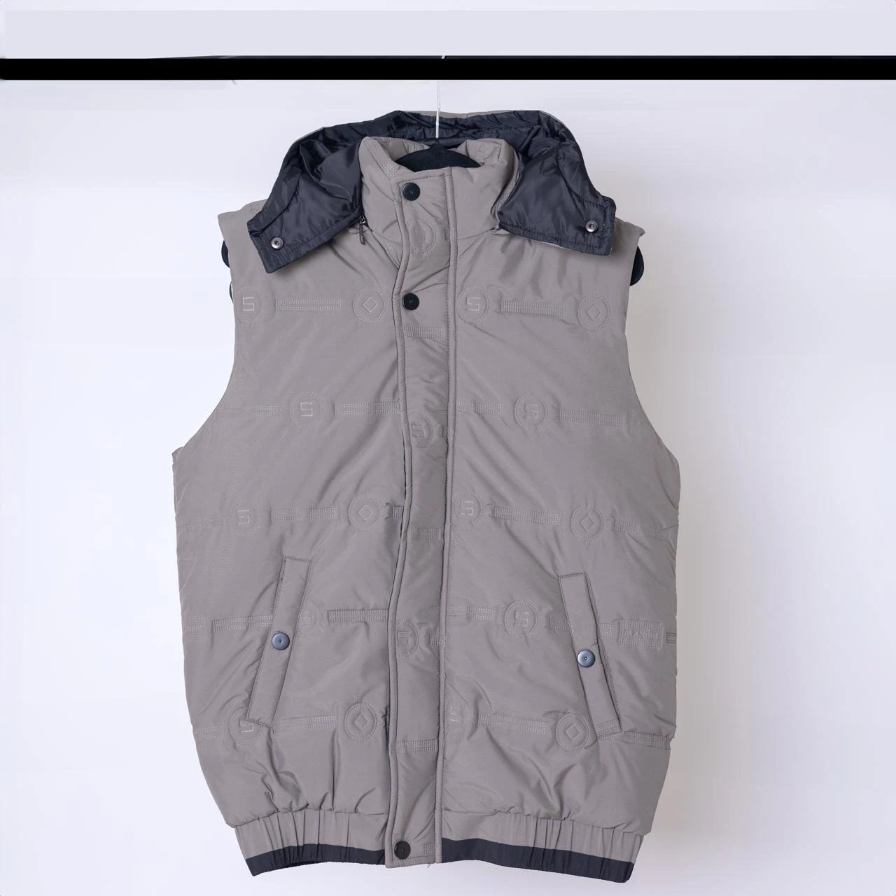 جاكيت بدون اكمام بتصميم عصري