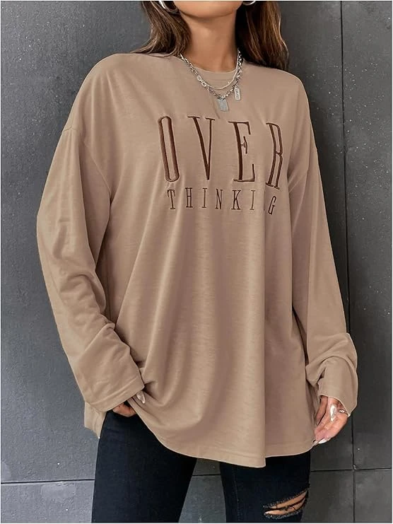 تيشيرت بقصة واسعة وكتف متدلي وتطريز بحروف كبيرة للنساء