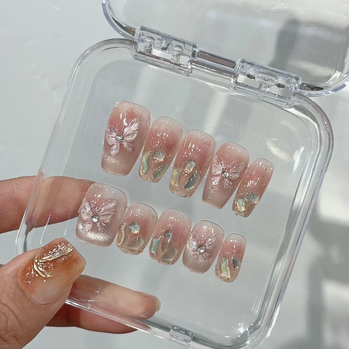 أظافر جاهزة بتصاميم أنيقة