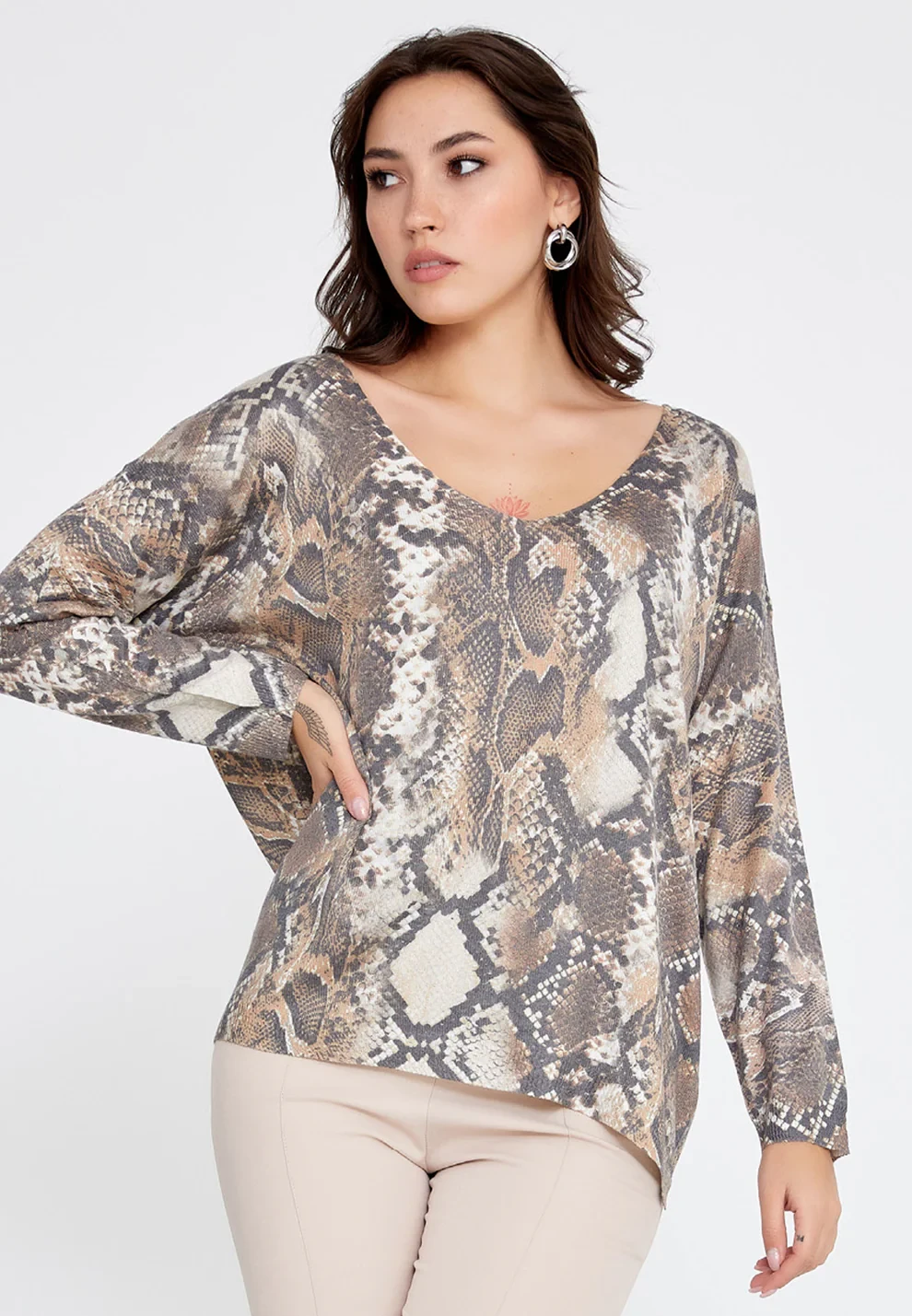 بلوزة بطبعة جلد أفعى أنيقة وعصرية