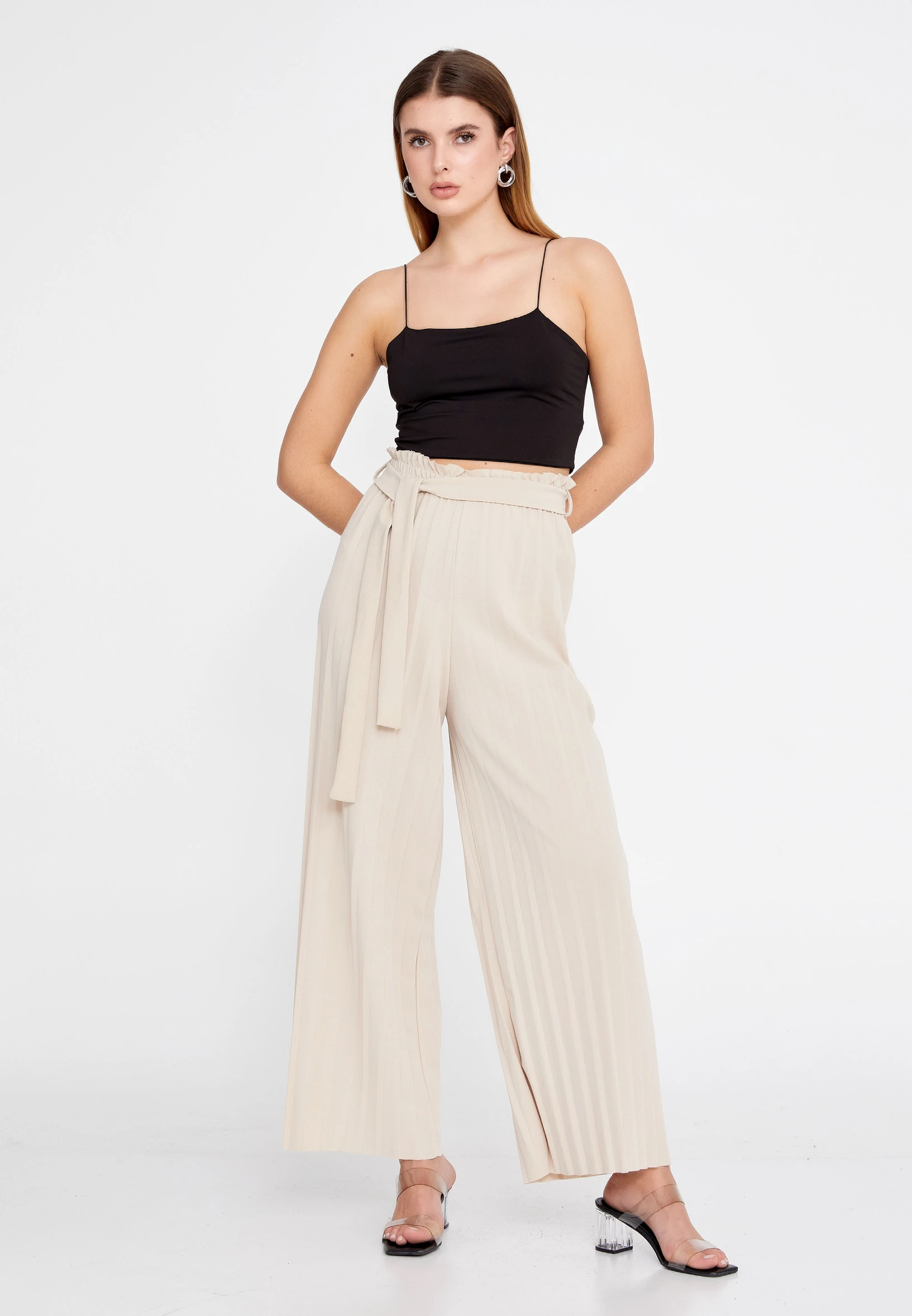 بنطال واسع بقصّة مريحة وعصرية