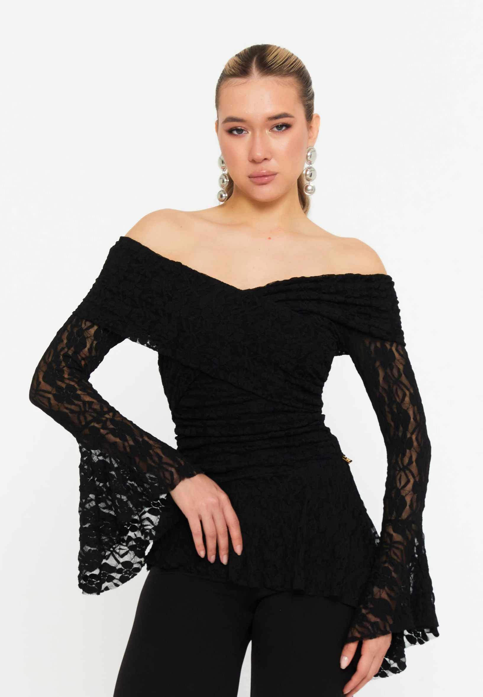 بلوزة دانتيل أوف شولدر