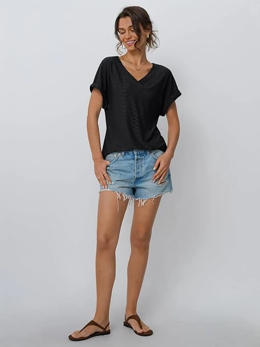 تيشيرت صيفي كاجوال فضفاض عصري للنساء بأكمام قصيرة ورقبة على شكل V ومطرز