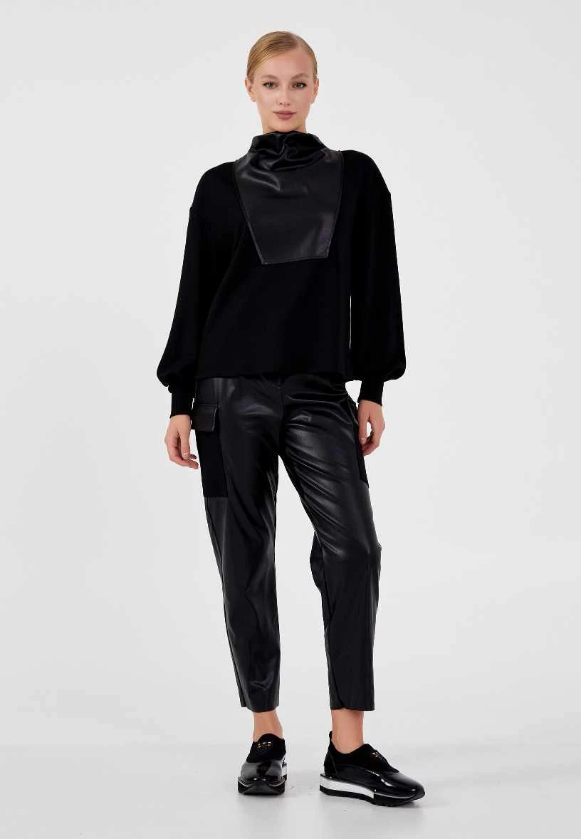 بلوزة سوداء بتصميم عصري