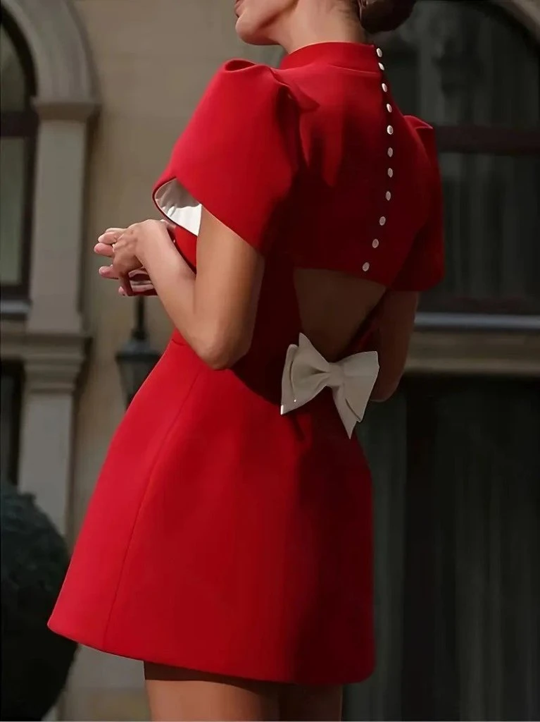 فستان قصير باللون الأحمر