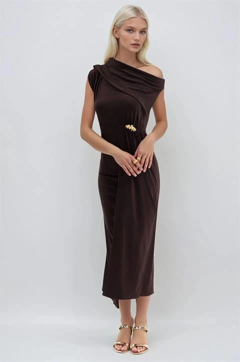 فستان سهرة بني بقصة كتف واحد مع لمسة ذهبية