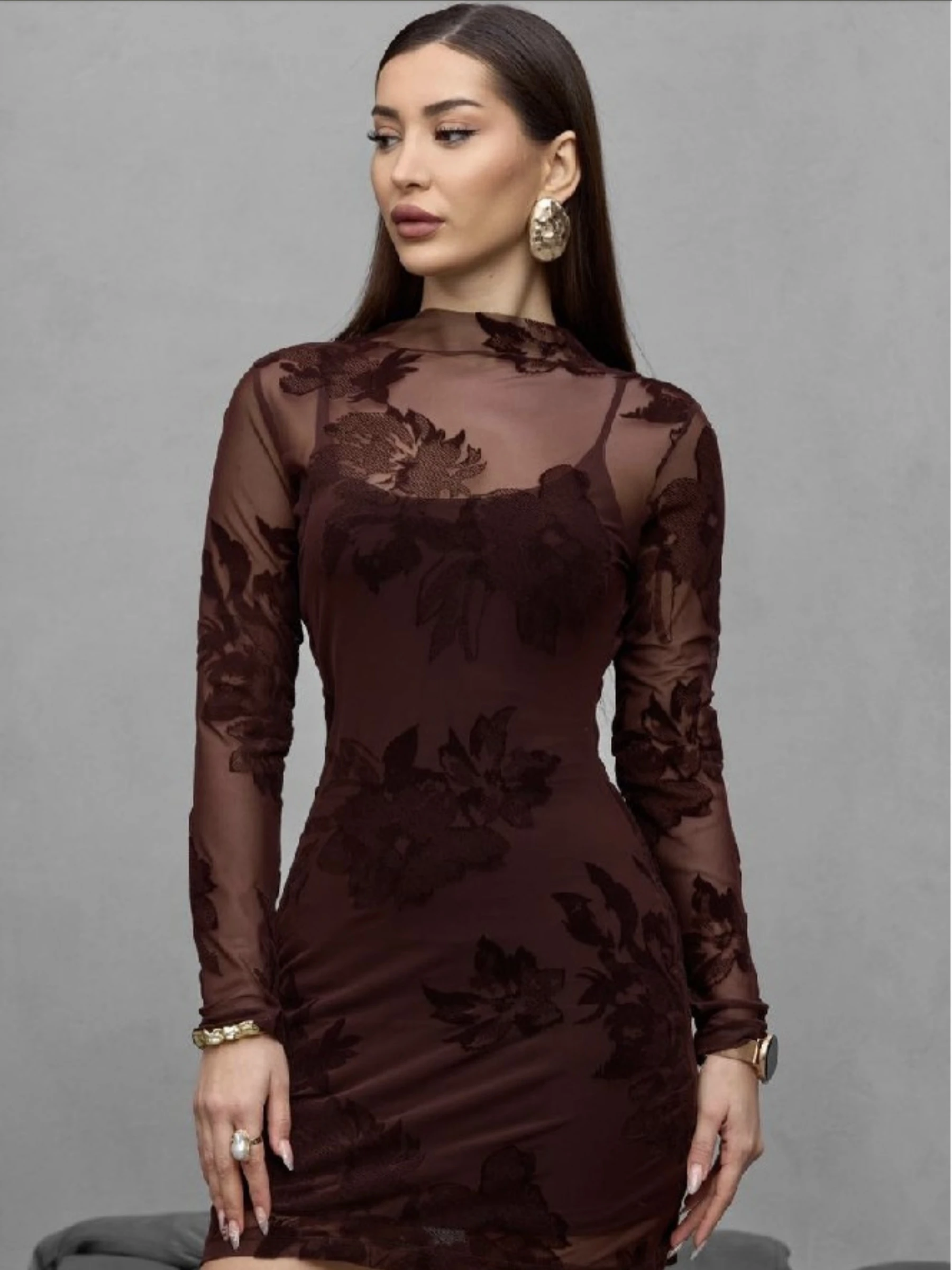 فستان أنيق بتصميم قصير وراقي