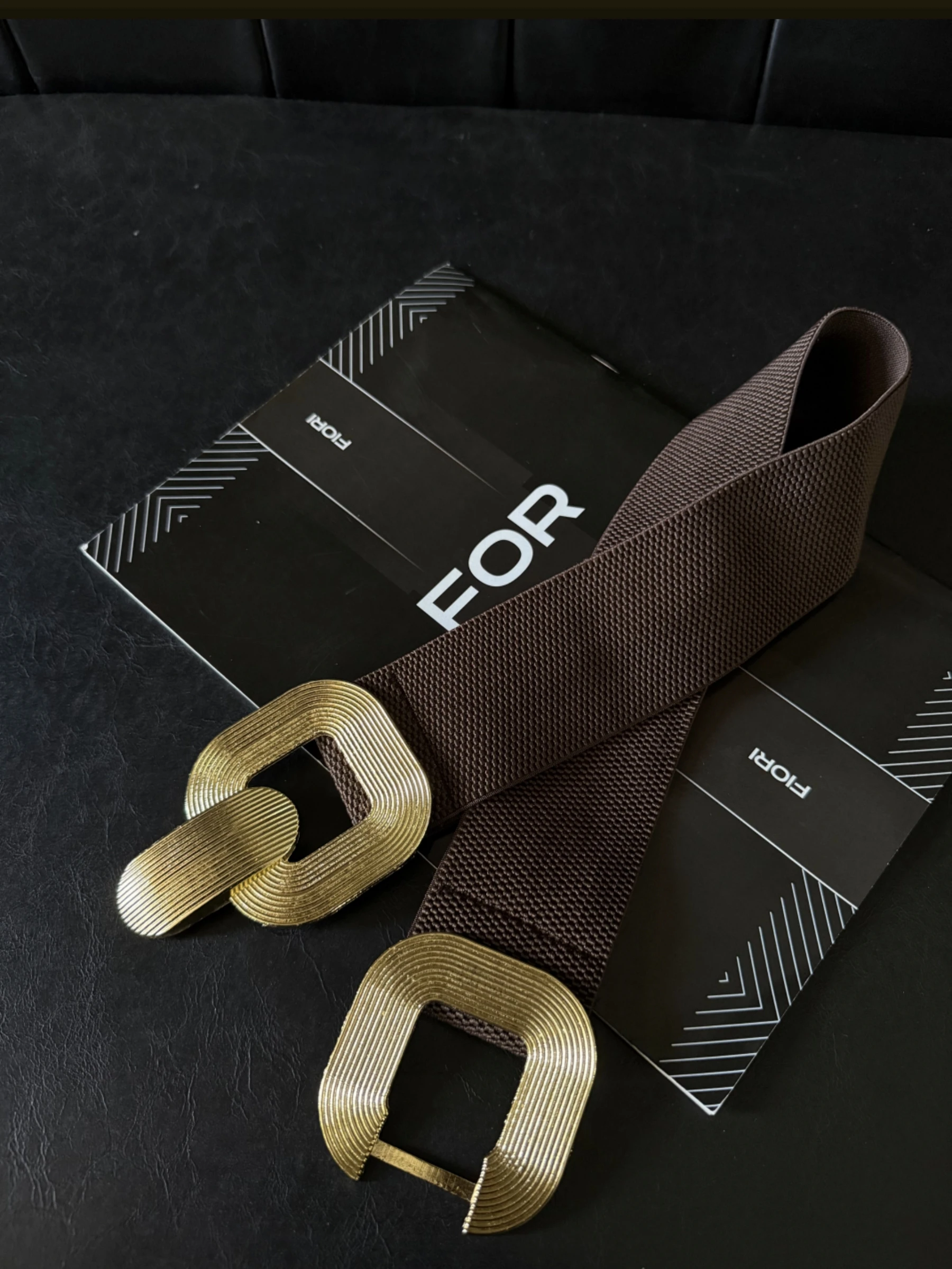 حزام نسائي فاخر بتصميم عصري وأنيق