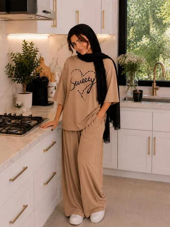 بيجامه منزليه مريحه وانيقه تيشيرت مخطط وبنطلون واسع بخصر مطاطي